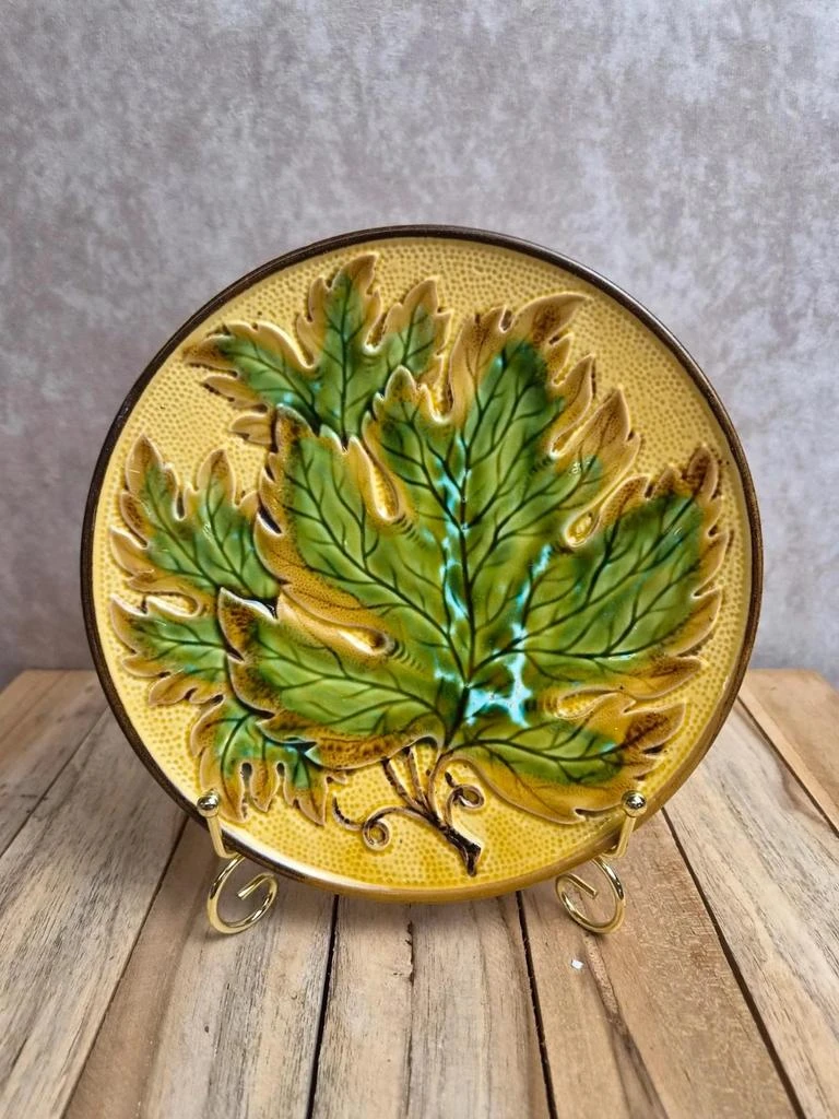 Assiette à dessert ancienne en barbotine – décor de feuilles en relief – jaune et vert